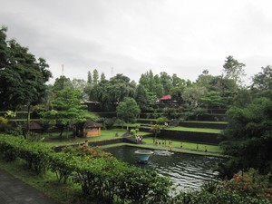 Wah! Mandi di Taman Narmada Bisa Awet Muda