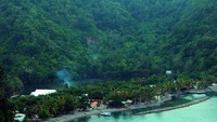 Panorama Pantai Tablanusu dari sebuah bukit.