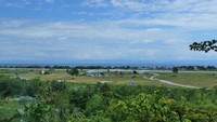 pemandangan Bandara Frans Kaisiepo dari Pintu Angin