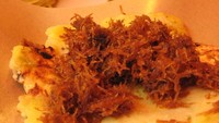 Pisang kapit dengan taburan kelapa parut gula merah