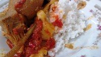 Sambal lado merah di atas nasi Kapau