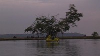 Salah satu permainan di Jungkat Beach berlatar pemandangan di Jungkat Beach