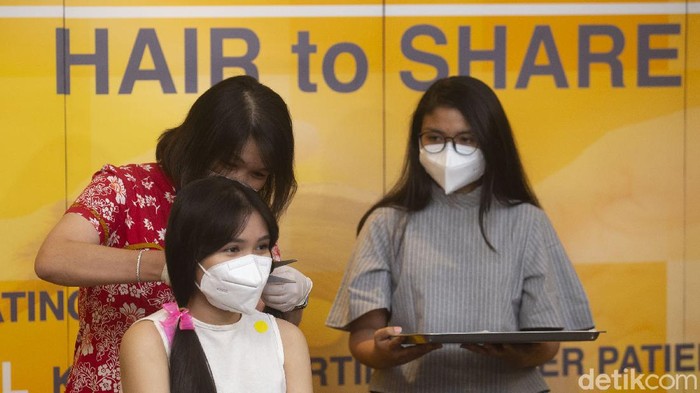Donasi Rambut Jelang Hari Kanker Sedunia Jelang hari kanker sedunia Yayasan Kanker Indonesia dan MRCCC Siloam Hospital menggelar donasi rambut di MRCCC Siloam Semanggi, Jakarta, Rabu (3/2/2021). Acara tersebut merupakan bentuk kepedulian masyarakat terhadap pasien kanker.