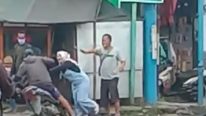Emak-emak di Garut nekat melindungi petugas ATM yang dianiaya preman