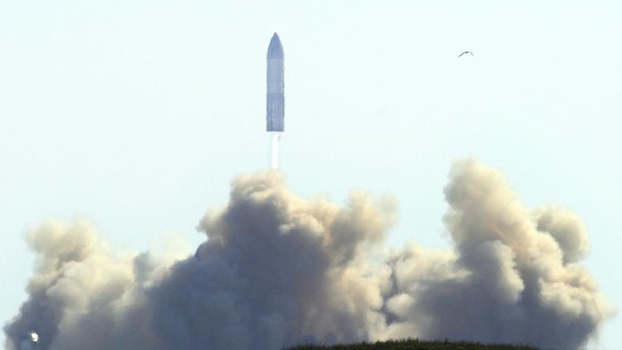 Gagal Mendarat, Begini Penampakan Roket SpaceX Starship Milik Elon Musk SpaceX's bullet-shaped Starship prototype rotates after a successful liftoff during a test launch, Tuesday, Feb. 2, 2021, in Boca Chica, Texas. The test flight ended in a fiery crash when the Starship attempted to land. (Miguel Roberts/The Brownsville Herald via AP)