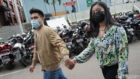 Galih Ginanjar tampak menggenggam erat tangan sang kekasih. (Foto: Palevi/detikcom)  