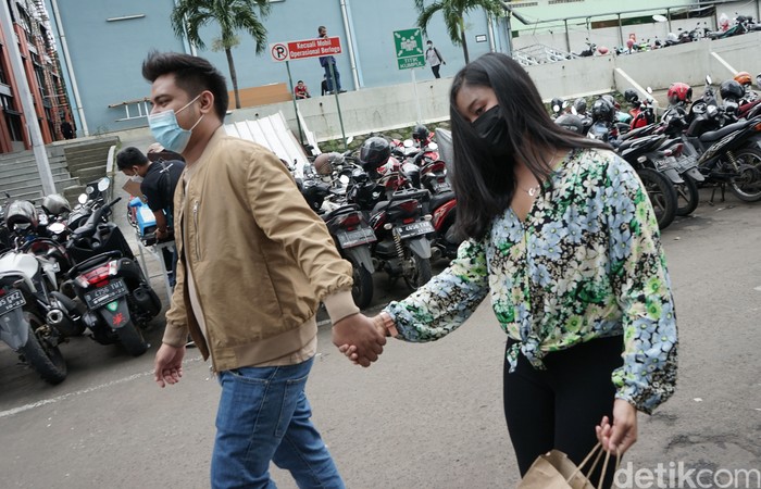 Artis Galih Ginandjar bersama kekasih barunya, Sabrina saat ditemui dikawasan Tendean, Jakarta, Rabu, (3/2/2021). Foto: Palevi