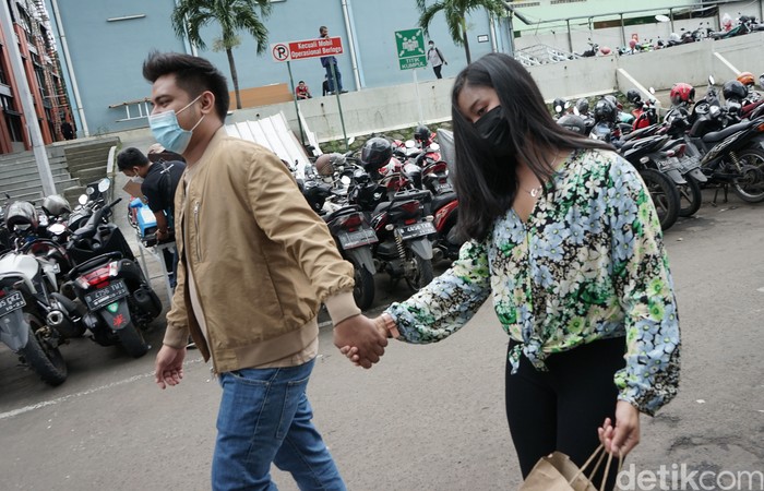 Galih Ginanjar & Sabrina Artis Galih Ginandjar bersama kekasih barunya, Sabrina saat ditemui dikawasan Tendean, Jakarta, Rabu, (3/2/2021). Foto: Palevi