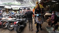 Sosialisasi yang dilakukan polisi berkostum wayang ini untuk menekan penyebaran COVID-19.