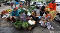Bagi-bagi masker kepada pedagang juga dilakukan di luar pasar.