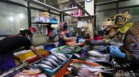 Gatotkaca melakukan sosialisasi penggunaan masker yang benar di Pasar  Legi dan Pasar Kadipolo, Solo, Rabu (3/2/2021).