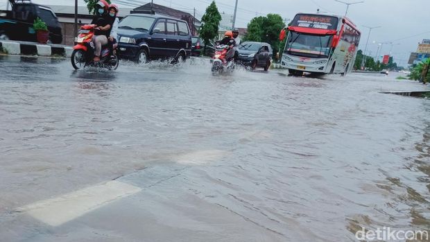 Genangan di jalan Yogya-Solo, Kecamatan Ceper, Klaten, Rabu (3/2/2021).