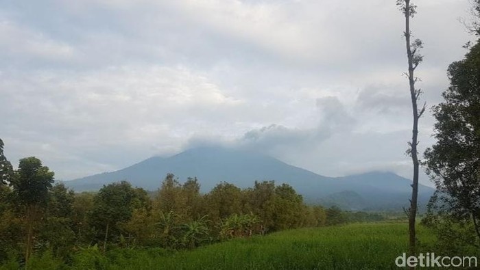 Asap erupsi Gunung Raung membumbung tinggi hingga mencapai 1 kilometer. Asap terbawa angin ke arah timur puncak gunung.