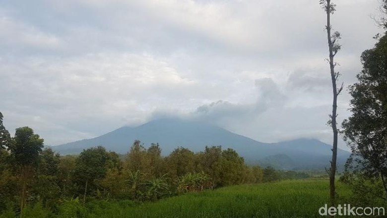 Gunung Raung Asap erupsi Gunung Raung membumbung tinggi hingga mencapai 1 kilometer. Asap terbawa angin ke arah timur puncak gunung.