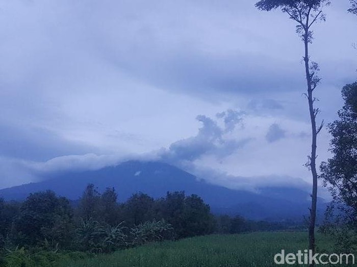 Asap Erupsi Gunung Raung Membumbung Satu Kilometer