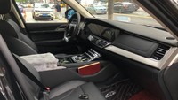 Namun Interiornya sangat berbeda dari SUV Inggris. Fitur yang paling menarik adalah roda kemudi palang tiga yang dilengkapi dengan palang bawah yang melengkung dan mengalir. Ia juga memiliki cluster instrumen digital penuh dan sistem unit infotainment memiliki antarmuka layar sentuh 12,3 inci. Foto: Facebook Carnewschina