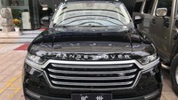 Dalam foto-foto unit yang bakal dibagikan ke konsumen, sudah terpasang pelat nomor, dan lencana Land Rover pada bagian bibir kap mesin. Namun disebut opsi ini tidak dirakit langsung dari pabrik.  Foto: Facebook Carnewschina