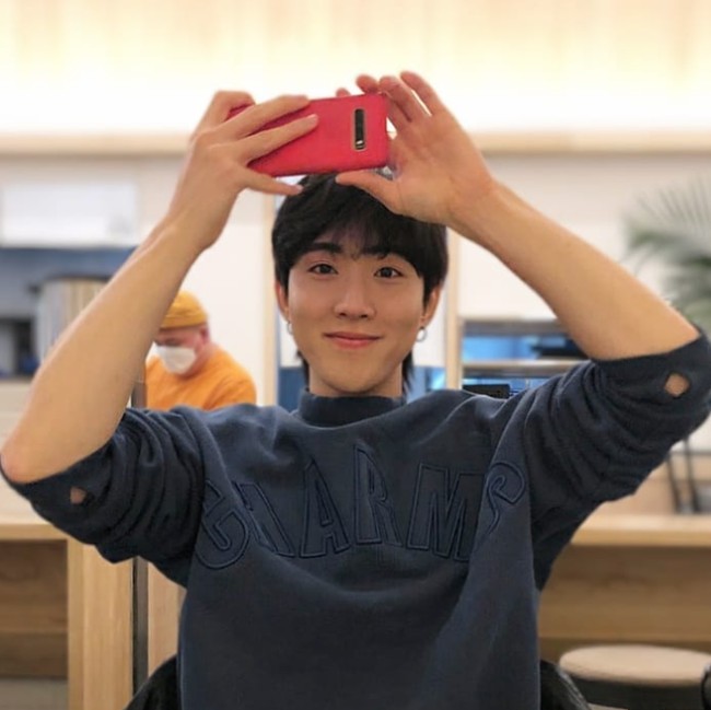 Sosok adik Hwang In Yeop terungkap karena dugaan para penggemar. Walau tak mengikuti akun apapun di Instagram, Hwang In Yeop kerap menyukai foto adiknya. Foto: Instagram inof___