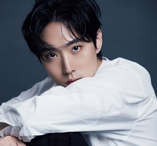 Multitalenta, adik Hwang In Yeop juga merupakan seorang penulis dan produser lagu. Inof bahkan merilis sejumlah lagunya dalam channel YouTube pribadi. Foto: Instagram inof___