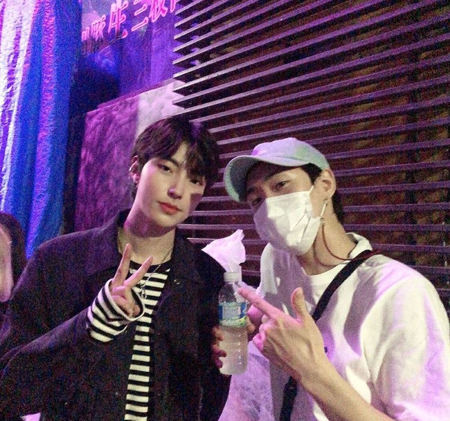 Awalnya, adik Hwang In Yeop mengarsip fotonya dengan sang kakak yang diunggah pada 2018. Namun, Inof kembali memunculkan foto tersebut dalam akunnya. Foto: Instagram inof___