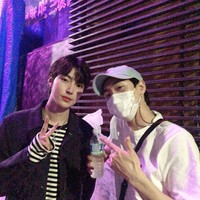 Awalnya, adik Hwang In Yeop mengarsip fotonya dengan sang kakak yang diunggah pada 2018. Namun, Inof kembali memunculkan foto tersebut dalam akunnya. Foto: Instagram inof___