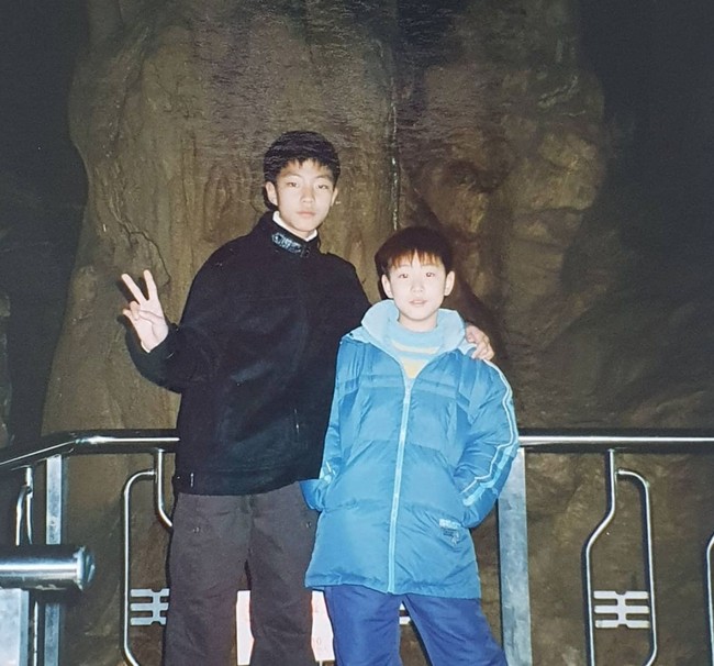 Melihat antusias dan dukungan penggemar, adik Hwang In Yeop mengunggah dua foto kecilnya bersama sang kakak. Inof juga memperbolehkan penggemar me-repost fotonya. Foto: Instagram inof___