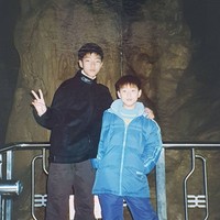 Melihat antusias dan dukungan penggemar, adik Hwang In Yeop mengunggah dua foto kecilnya bersama sang kakak. Inof juga memperbolehkan penggemar me-repost fotonya. Foto: Instagram inof___