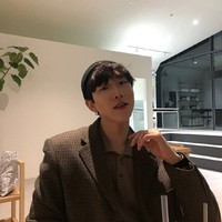 Aktif di YouTube sejak 2019, Inof telah merilis sejumlah lagu dengan genre HipHop, Lofi, dan R&B. Adik Hwang In Yeop ini juga pernah meng-cover lagu BTS “Life Goes On” dan 5 Seconds of Summer “High”. Foto: Instagram inof___