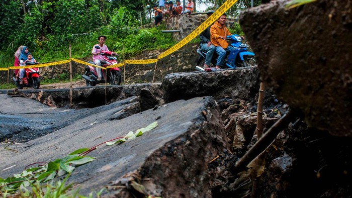 JALAN ANTAR KABUPATEN AMBLES DI LEBAK Warga melihat kondisi jalan yang amblas di Kecamatan Cikulur, Lebak, Banten, Rabu (3/2/2021). Pihak BPBD Kabupaten Lebak menjelaskan akibat hujan deras yang terjadi sejak malam hari menyebabkan jalan antar Kabupaten Lebak-Pandeglang amblas sepanjang 32 meter dan tidak bisa dilalui kendaraan roda empat. ANTARA FOTO/Muhammad Bagus Khoirunas/hp.