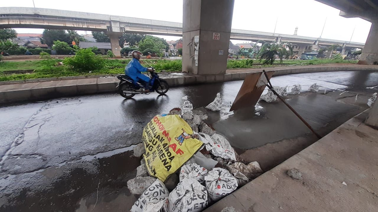Jalan di depan Pasar Sumber Arta Kota Bekasi yang amblas diperbiki.