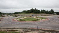Untuk sarana seperti transportasi publik, Kota Naypyidaw memiliki bus umum dan juga taksi. Namun transportasi antara Naypyidaw dengan kota tetangga terbilang sulit dikarenakan belum adanya sistem kereta commuter. (Getty Images/Taylor Weidman)