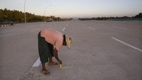 Ada area bagus yang dialokasikan untuk bisnis tertentu, seperti kawasan hotel yang jarang menerima pengunjung. Sayangnya, Myanmar belum selesai berupaya menjadikan Naypyidaw sebagai kekuatan yang patut diperhitungkan dan perkembangan terkini mungkin masih bisa membantu lonjakan jumlah wisatawan. Getty Images/Paula Bronstein