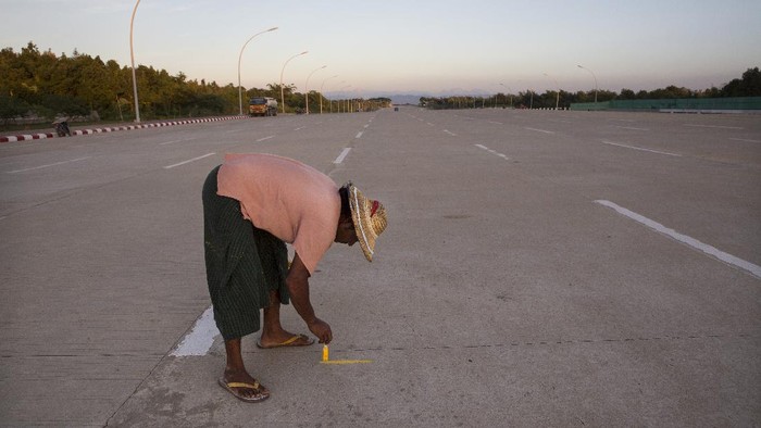 Jalan Kosong di Naypyitaw NAYPYIDAW, MYANMAR - NOVEMBER 11: A Myanmar worker paints a line on the 10 lane road heading to the Parliament building on November 11, 2014 in Naypyidaw, Myanmar. Myanmar's capitol, Naypyidaw, is hosting the 25th Association of Southeast Asian Nations (ASEAN) summit with world leaders including US President Barack Obama, Thai Premier Gen. Prayuth Chan-Ocha, Indonesian President Joko Widodo and Indian Premier Narendra Modi expected to attend. (Photo by Paula Bronstein/Getty Images)