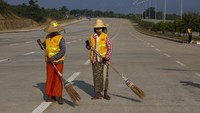 Saat membangun Kota Naypyidaw, penguasan militer yang memerintah Myanmar ketka itu ingin menyiapkan kota tersebut menjadi kota besar yang siap mengantisipasi pertumbuhan jumlah kendaraan dengan pesat. Namun sekitar 15 tahun setelah Naypyidaw jadi ibukota negara, jalan-jalan kota tersebut masih saja sepi (Getty Images/Paula Bronstein)