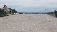 Ini dia ruas jalan di Naypyidaw yang memiliki 10 lajur untuk satu arah. Jika dijumlahkan dengan lajur arah sebaliknya, maka total ada 20 lajur. Hanya saja jalanan ini sangat sepi, terlihat bagaimana kontrasnya kondisi jalan yang lebar dan hanya dilntasi satu pemotor (Getty Images/Taylor Weidman)
