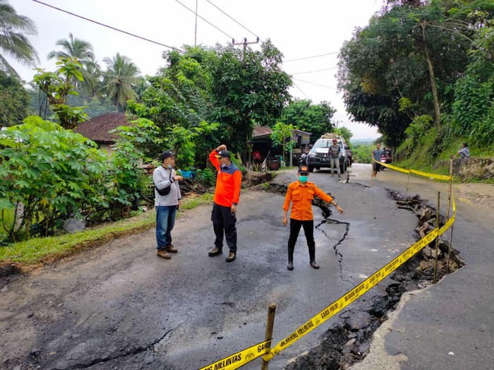 Jalan Rangkasbitung-Cileles ambles, akses menuju Banten Selatan terhambat