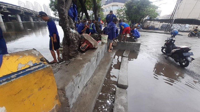Jalan RE Martadinata, Ancol masih ada genangan, sementara petugas sedang proses pembuatan saluran menuju olakan.