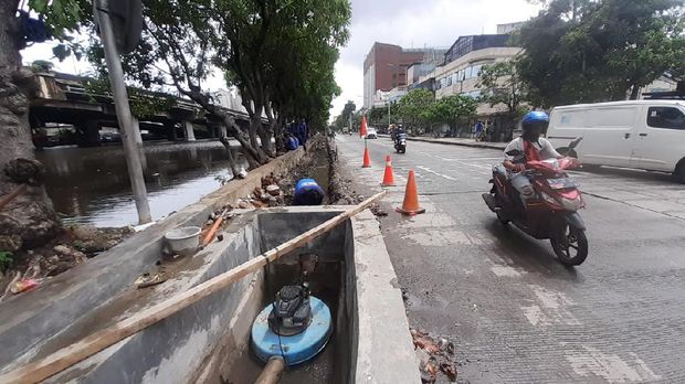 Jalan RE Martadinata, Ancol masih ada genangan, sementara petugas sedang proses pembuatan saluran menuju olakan.