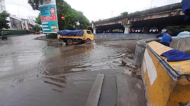 Jalan RE Martadinata, Ancol masih ada genangan, sementara petugas sedang proses pembuatan saluran menuju olakan.