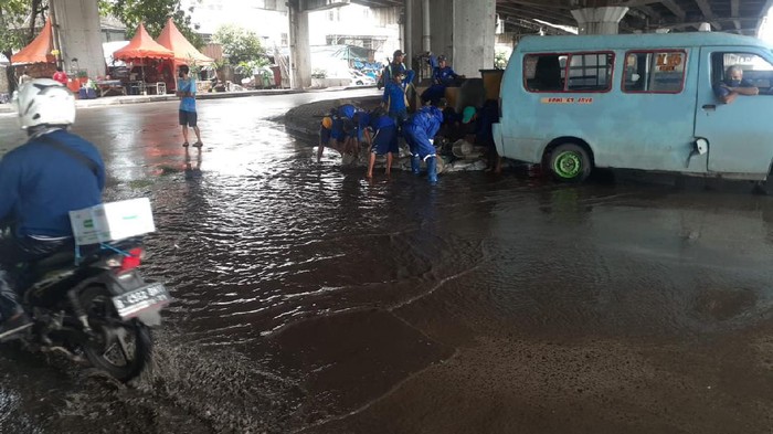 Jalan RE Martadinta Ancol kembali tergenang usai hujan deras selama 10 menit. Rabu (3/2/2021).