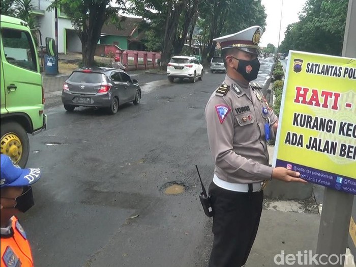 Jalur Pantura Kendal, Jawa Tengah berlubang, Rabu (3/2/2021).