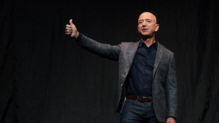 FILE PHOTO: Founder, Chairman, CEO and President of Amazon Jeff Bezos gives a thumbs up as he speaks during an event about Blue Origins space exploration plans in Washington, U.S., May 9, 2019. REUTERS/Clodagh Kilcoyne/File Photo