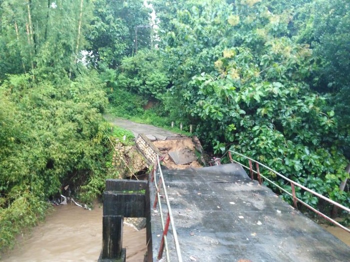 Hujan deras mengguyur Blitar selama sekitar dua jam. Akibatnya, terjadi banjir bandang yang membuat sebuah jembatan ambrol.