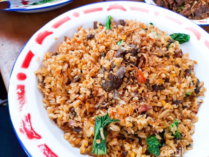 jerowan sambas: cicip nasi goreng paru dan empal mercon