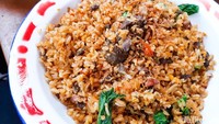 Satu porsi Nasi Goreng Paru dibanderol harga Rp 32.000. Tadinya untuk seporsi nasi goreng biasa dibanderol Rp 20.000-an, tapi karena bahan bakunya sedang tinggi maka harganya dinaikkan. Foto: detikFood / Yenny Mustika Sari