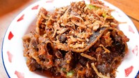 Kami juga memesan satu porsi lauk tambahan yaitu Lidah Sapi Krengsengan (Rp 30.000). Lidah sapi yang digunakan sudah diiris tipis, teksturnya juga tidak alot. Foto: detikFood / Yenny Mustika Sari