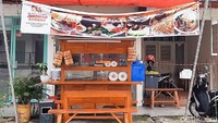 Kalau suka jeroan sapi, warung makan di Jalan Sungai Sambas, Kramat Pela, Jakarta Selatan ini bisa jadi andalan. Namanya Jerowan Sambas, lokasinya agak nyelip dan tak jauh dari Kambing Bakar Cairo Sambas. Memang hanya warung sederhana, tapi menyoal rasa bisa bersaing. Foto: detikFood / Yenny Mustika Sari