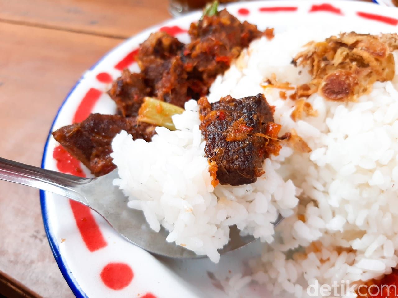 jerowan sambas: cicip nasi goreng paru dan empal mercon