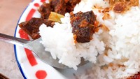 Potongan empal yang digunakan cukup tebal, tapi teksturnya sangat empuk. Rasa gurih dan rempah juga terasa kuat. Ditambah bumbu mercon yang pedas nampol lengkap terasa di dalam mulut. Foto: detikFood / Yenny Mustika Sari