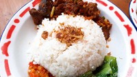 Satu porsi Nasi Empal Mercon (Rp 32.000) juga kami cicipi. Porsi nasinya sangat besar, potongan empal mercon. Disajikan dengan bokchoy rebus serta sambal bawang. Foto: detikFood / Yenny Mustika Sari